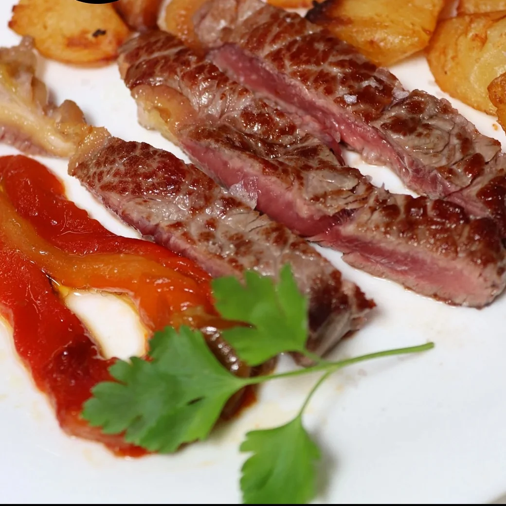 Foto de Churrasco con arroz, ensalada y tajadas