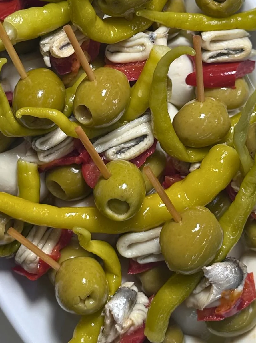 Pintxos y bebida fotografiados en Gildarik Onena Bar.