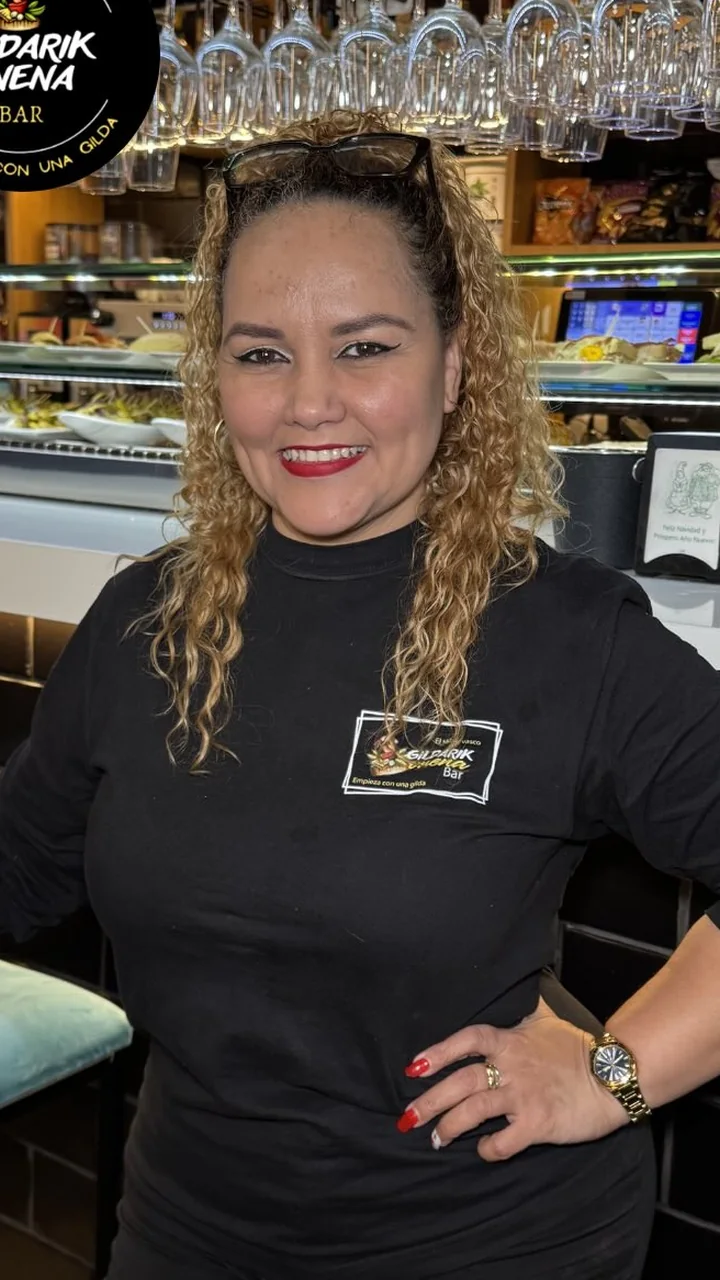 Una persona atiende detrás de la barra de Gildarik Onena Bar.